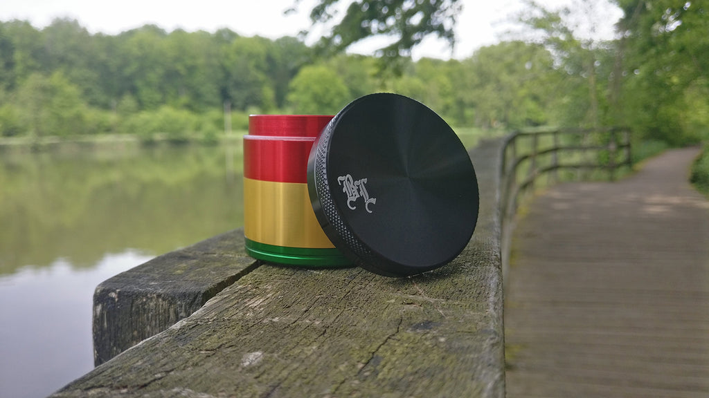 Grinder Patchouli World Black Leaf Design Tritatutto 4 pezzi : Canapilia